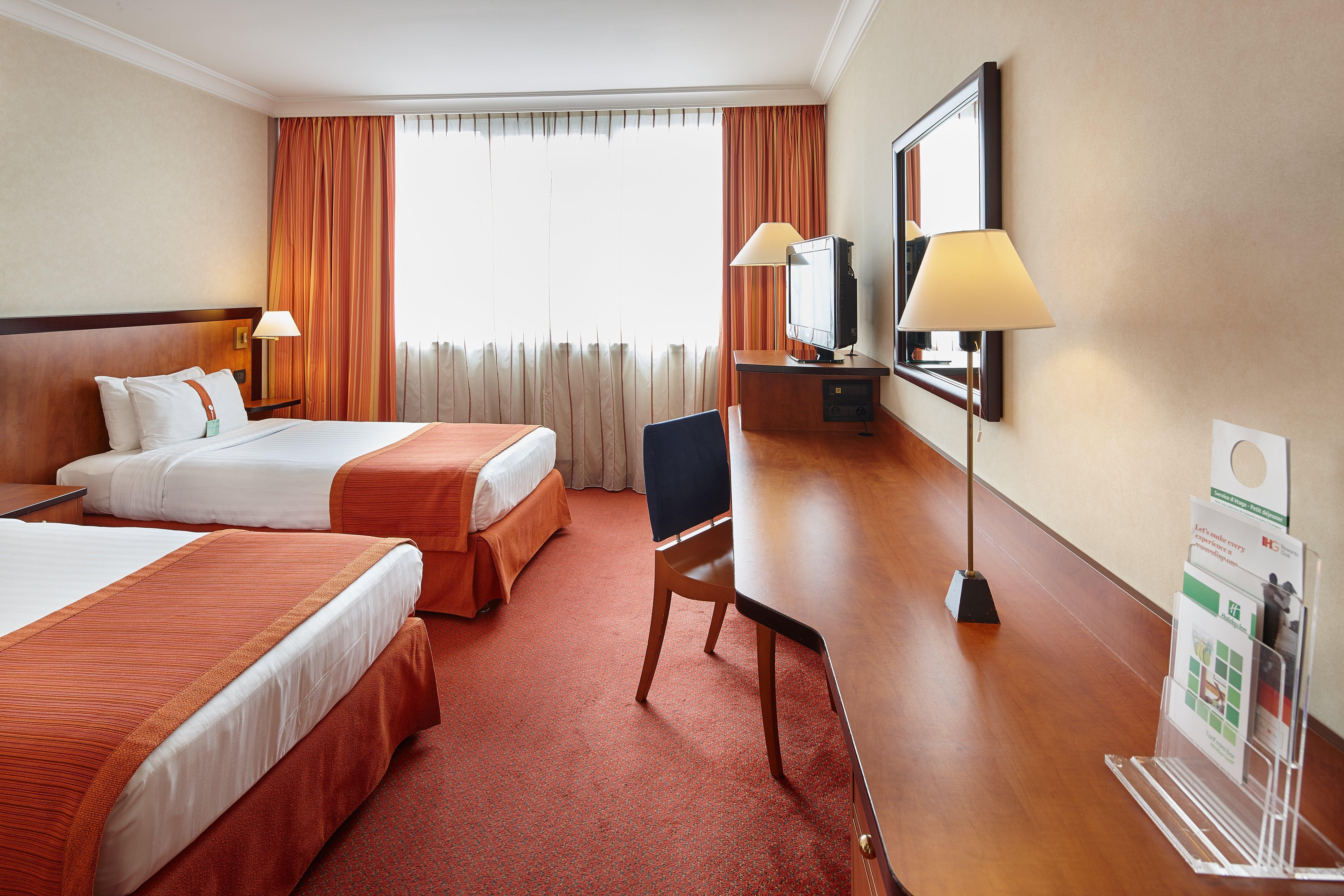 Отель Doubletree By Hilton Paris Буживаль Экстерьер фото