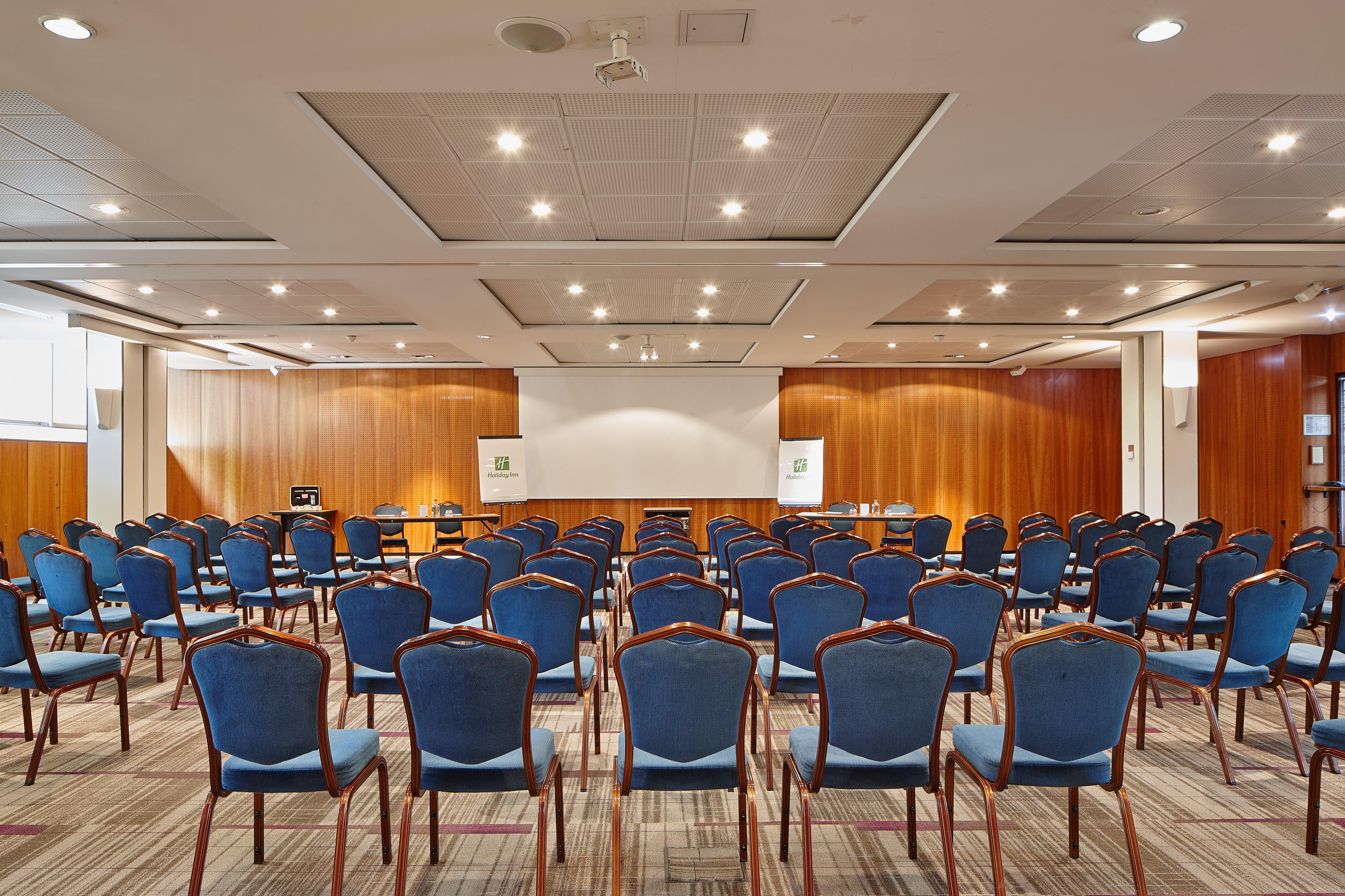 Отель Doubletree By Hilton Paris Буживаль Экстерьер фото