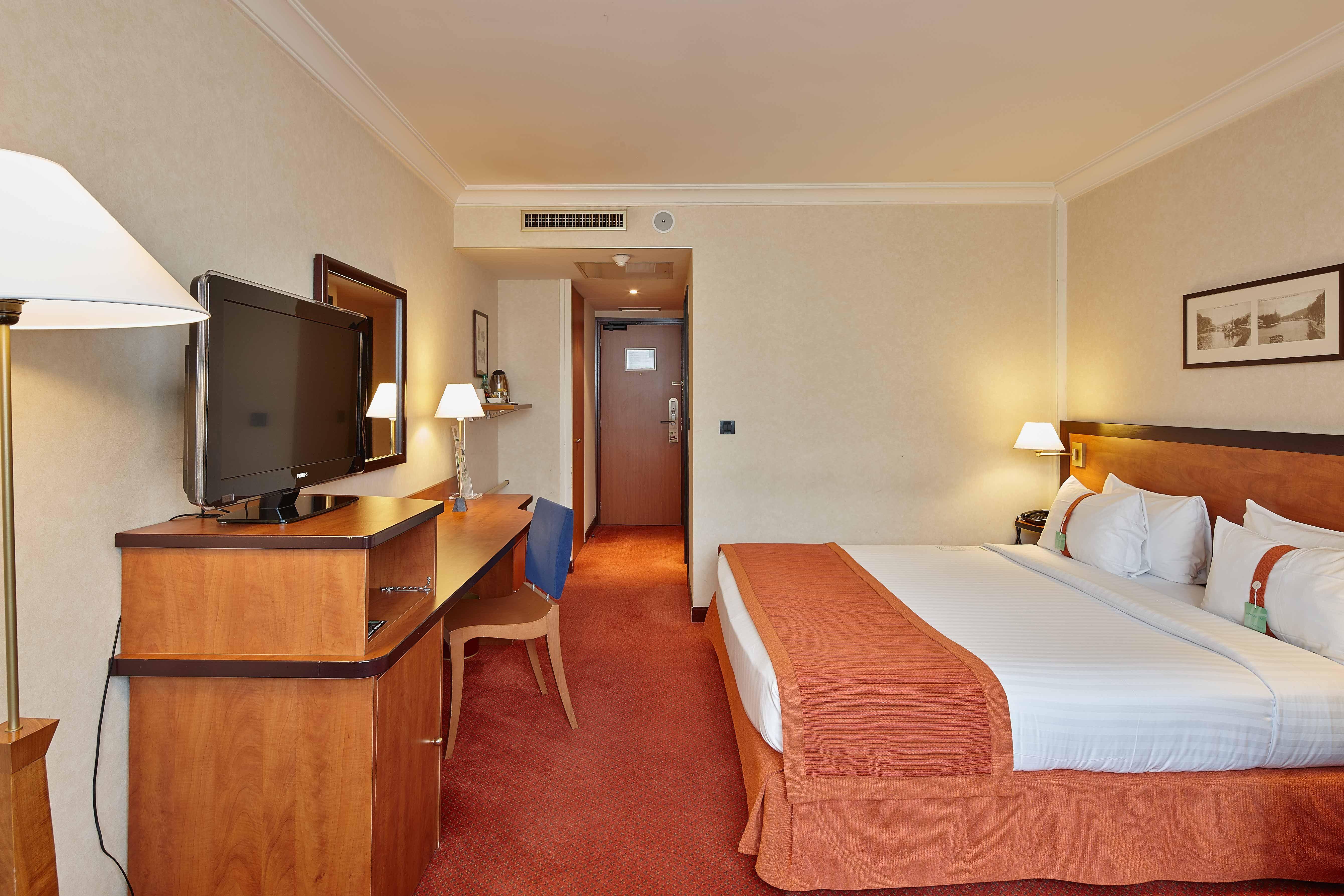 Отель Doubletree By Hilton Paris Буживаль Экстерьер фото