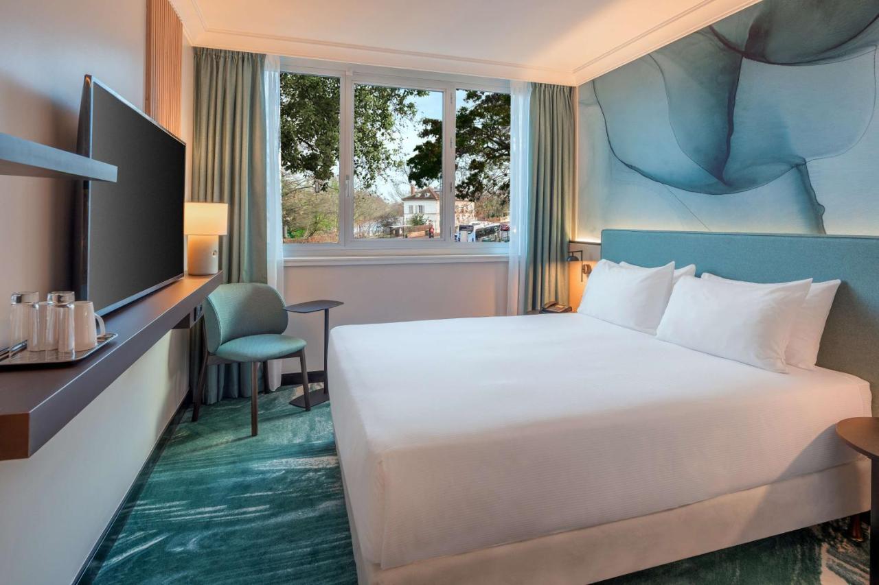 Отель Doubletree By Hilton Paris Буживаль Экстерьер фото