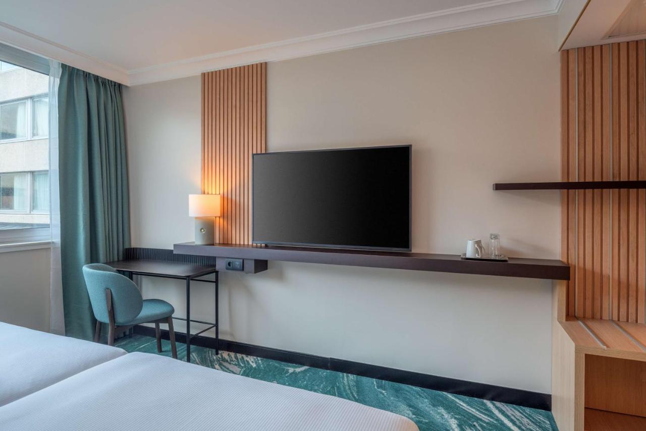 Отель Doubletree By Hilton Paris Буживаль Экстерьер фото