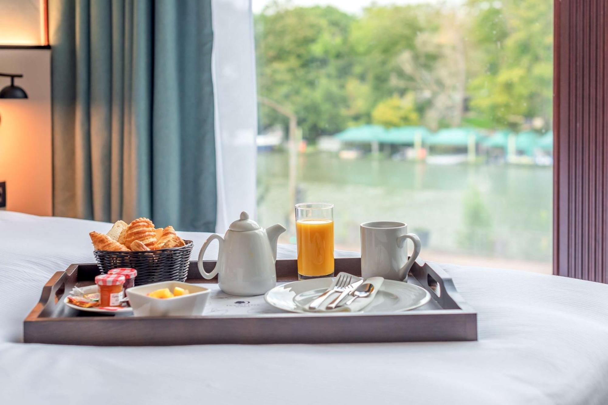 Отель Doubletree By Hilton Paris Буживаль Экстерьер фото