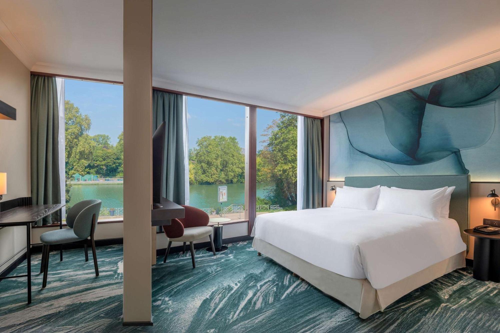 Отель Doubletree By Hilton Paris Буживаль Экстерьер фото