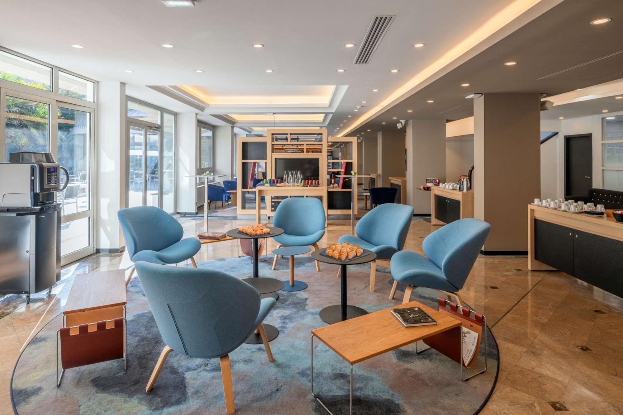 Отель Doubletree By Hilton Paris Буживаль Экстерьер фото