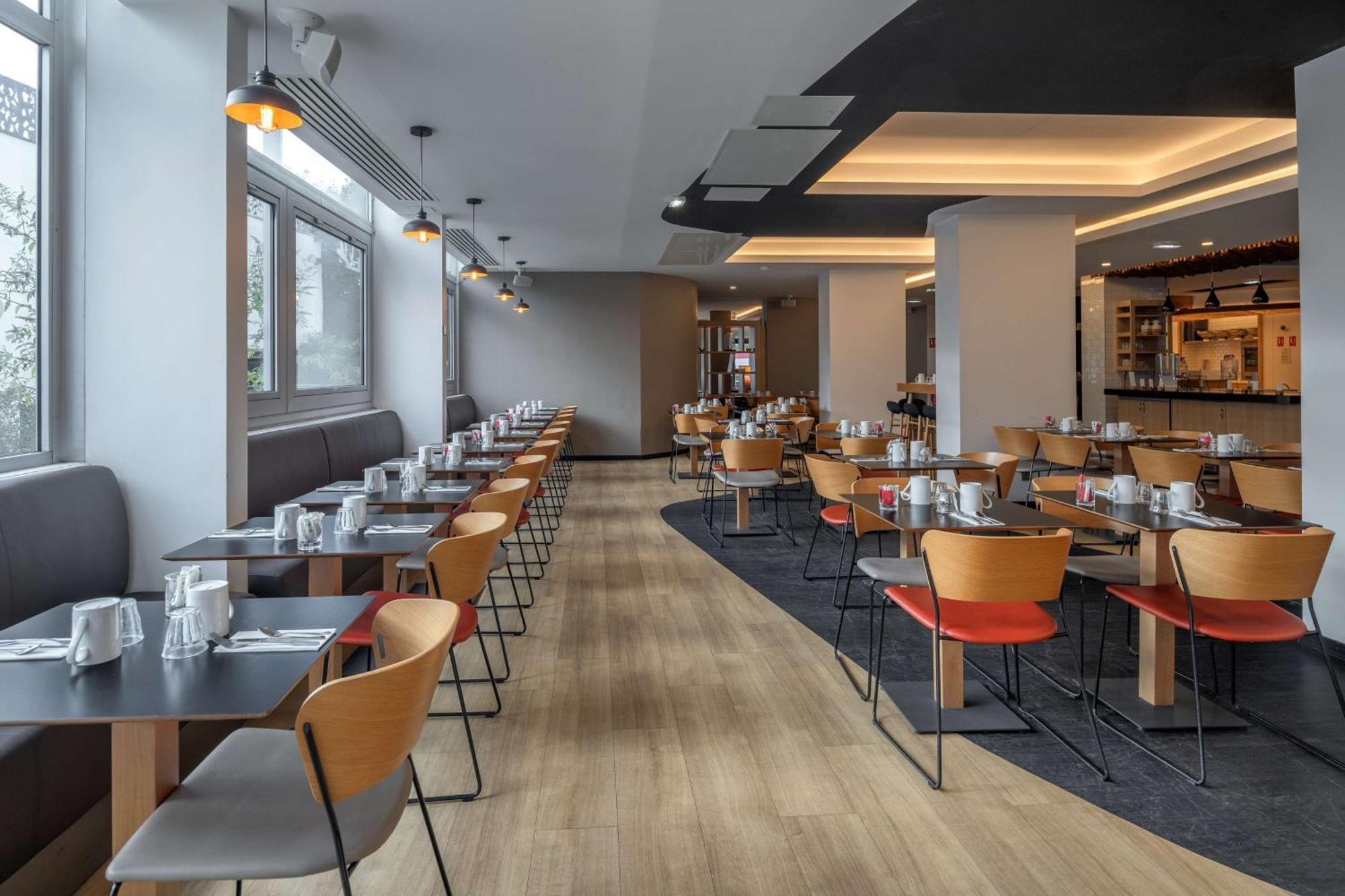 Отель Doubletree By Hilton Paris Буживаль Экстерьер фото