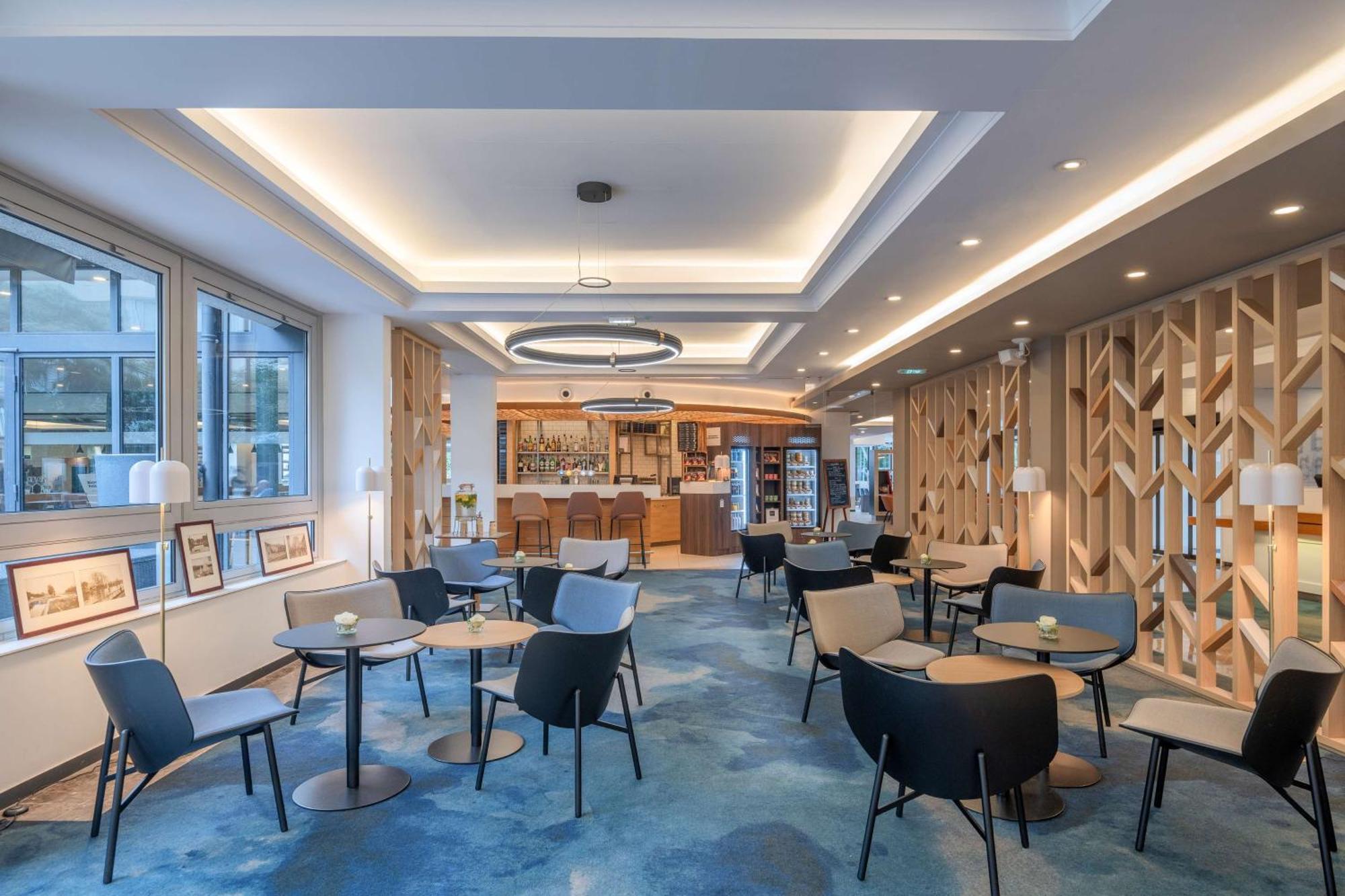 Отель Doubletree By Hilton Paris Буживаль Экстерьер фото